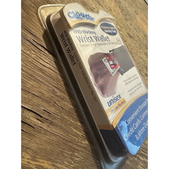 Clöudz RFID-Blocking Travel Wrist Wallet Protects Against Identity Theft  Black - Picture 4 of 6